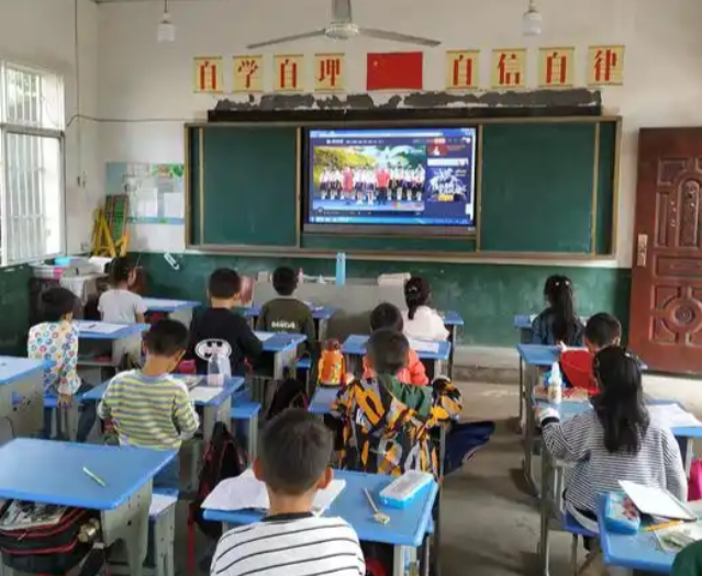 这组多轮对话发生在一所牧区村庄小学的科学教育讲堂上 这组多轮对话发生在一所牧区村庄小学的科学教育讲堂上